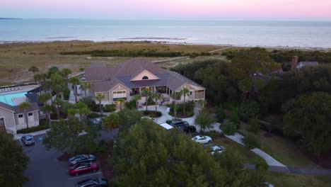 Eine-Umlaufende-Drohnenaufnahme-Eines-Country-Clubs-Am-Strand-Von-Hilton-Head-Island