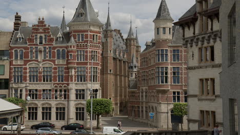 Historische-Gebäude-Neben-Dem-Vleeshuis,-Einem-Ehemaligen-Zunfthaus-Im-Herzen-Von-Antwerpen,-Belgien-–-Mittlere-Aufnahme