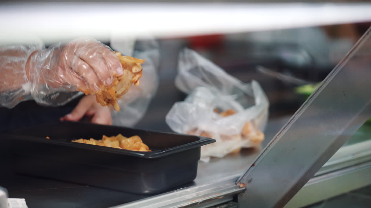 trabajador de un restaurante que prepara y envasa alimentos.