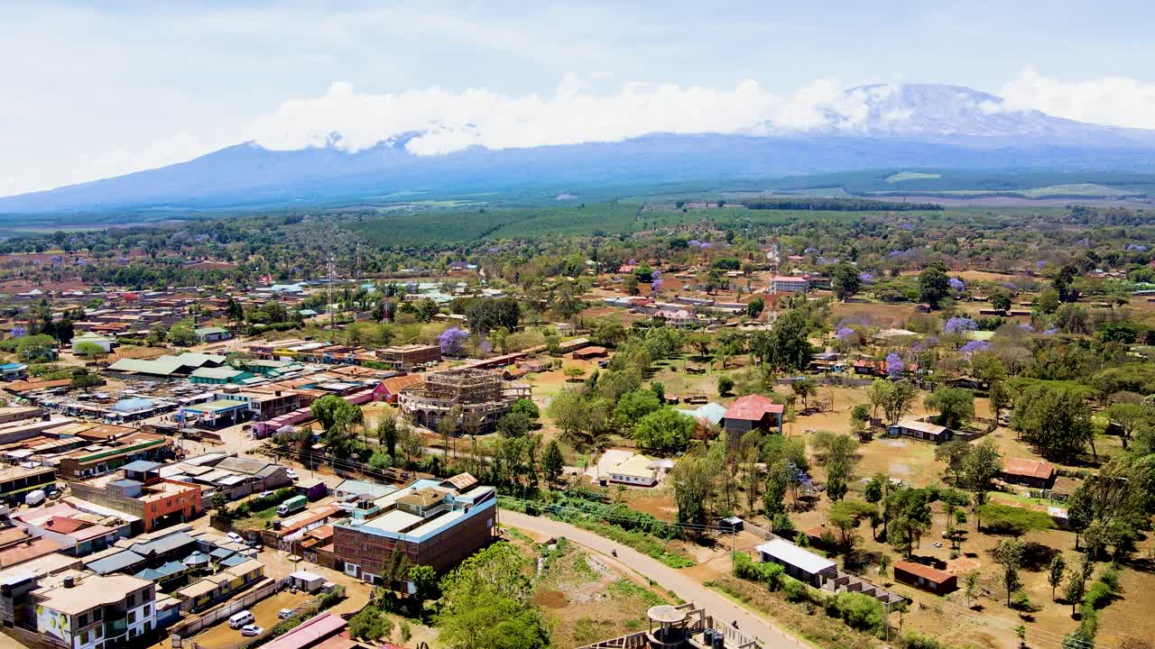 pueblo rural de kenya con el kilimanjaro en el fondo