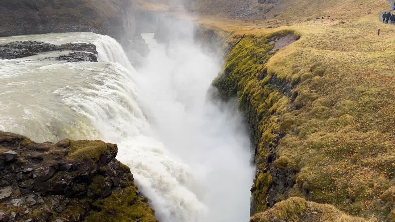 la cascada de gullfoss en islandia fue filmada en 4k.