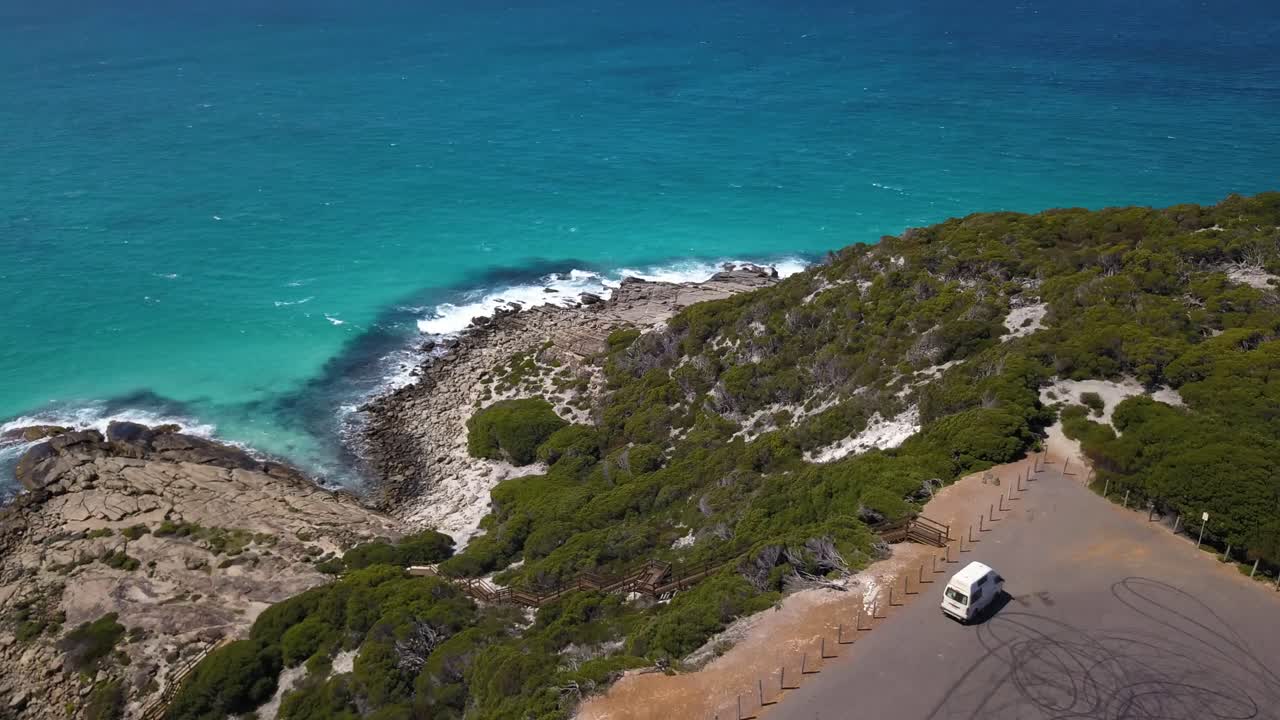 조용한 해안도로를 따라 아름다운 바다 드라이브