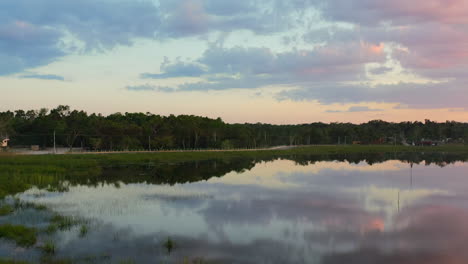 Antenne-Der-Laguna-Coba-In-Quintana-Roo-Mexiko-Während-Des-Wunderschönen-Rosa-Sonnenuntergangs