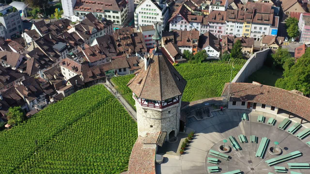 의 탑 주위에 공중 드론 일주 촬영