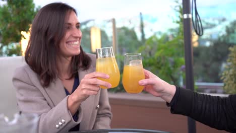 Toast-Toast-Von-Freunden,-Die-In-Terraza-Auf-Einer-Party-Alkohol-Trinken