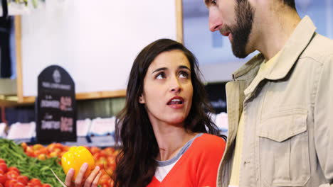 pareja comprando verduras en una tienda orgánica