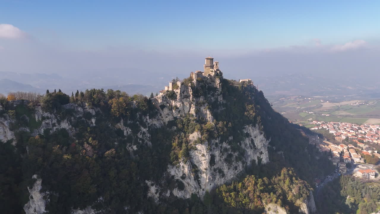 산마리노와 주변 계곡의 광경과 함께 구아타 타워의 드론 처.