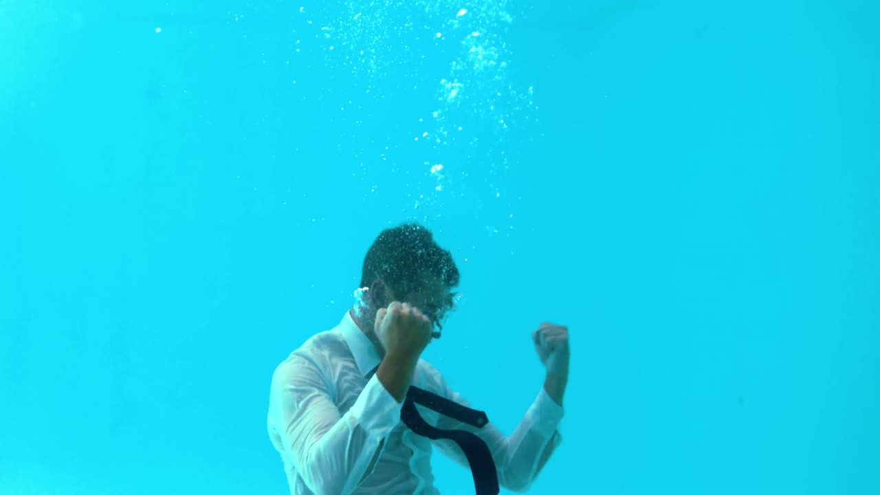 사업가 가 물 에 뛰어들고 있다