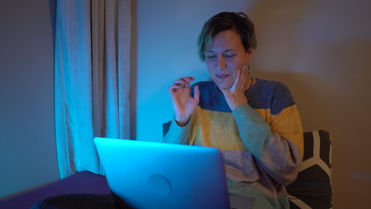 videollamada en laptop por la noche y feliz