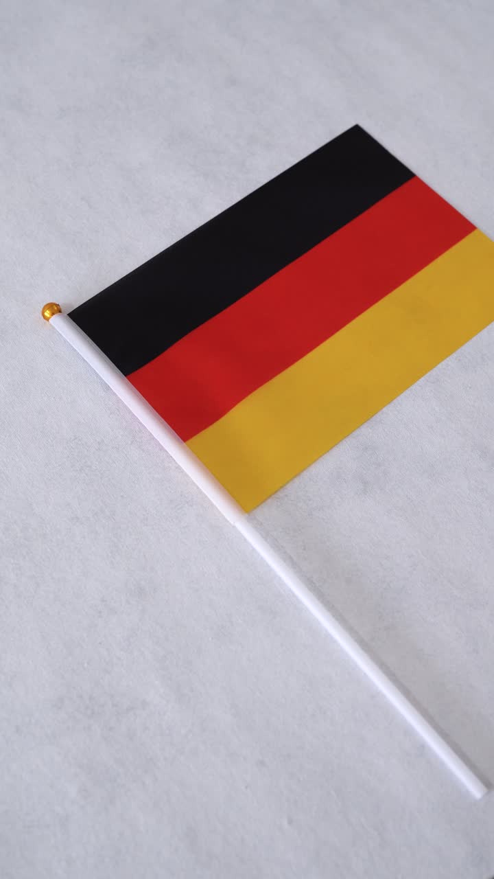 Bandiera della Germania, scatto verticale isolato su sfondo bianco. Bandiera nazionale tedesca.