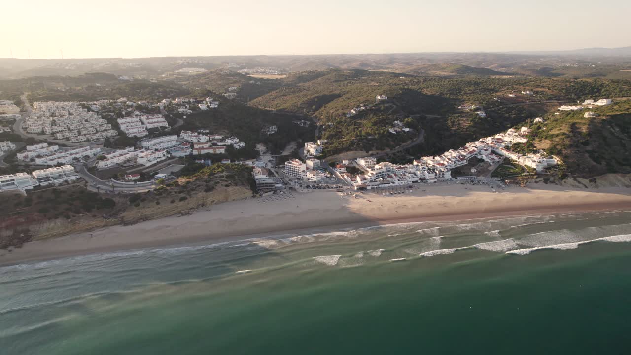 paisaje aéreo de salema, un pueblo costero en algarve