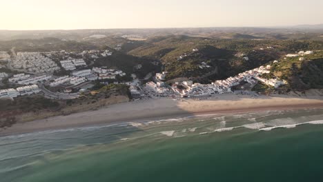 Paisaje-Aéreo-De-Salema,-Un-Pueblo-Costero-En-Algarve