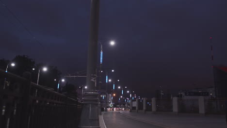 vista nocturna de un estadio en una ciudad