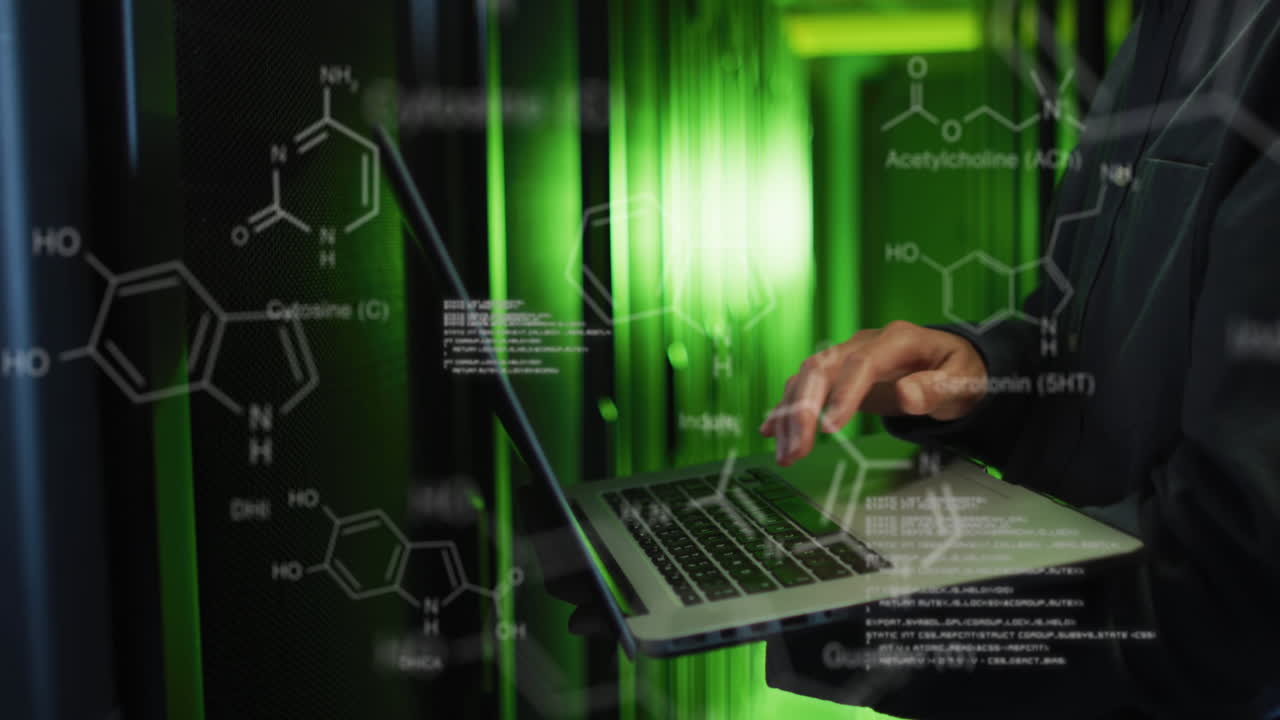 animación del procesamiento de datos sobre ingeniero informático masculino con computadora portátil comprobando los servidores