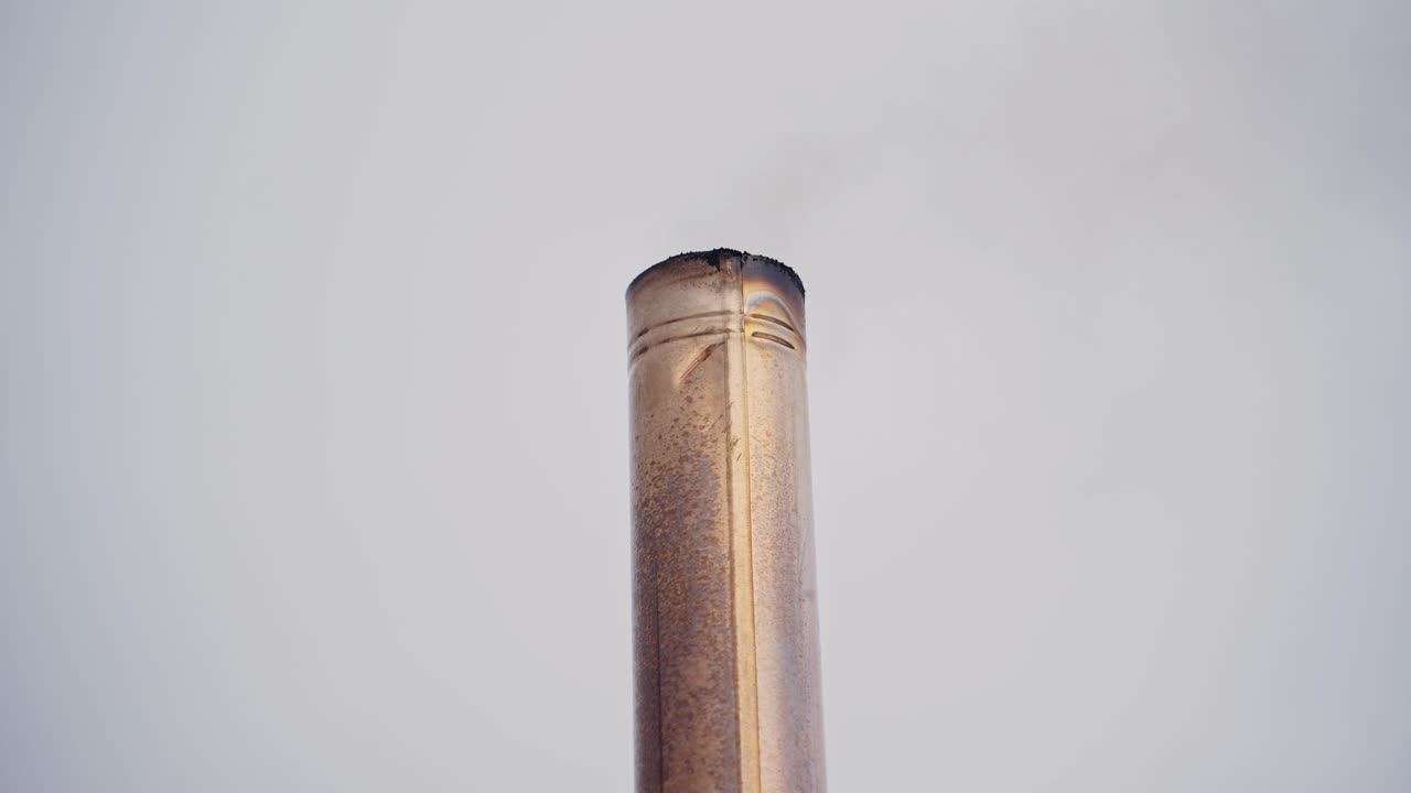 Filmato ravvicinato di fumo che si alza da una vasca idromassaggio a legna, catturando il vapore naturale e l'atmosfera di relax all'aperto. Ideale per progetti lifestyle, benessere o outdoor.