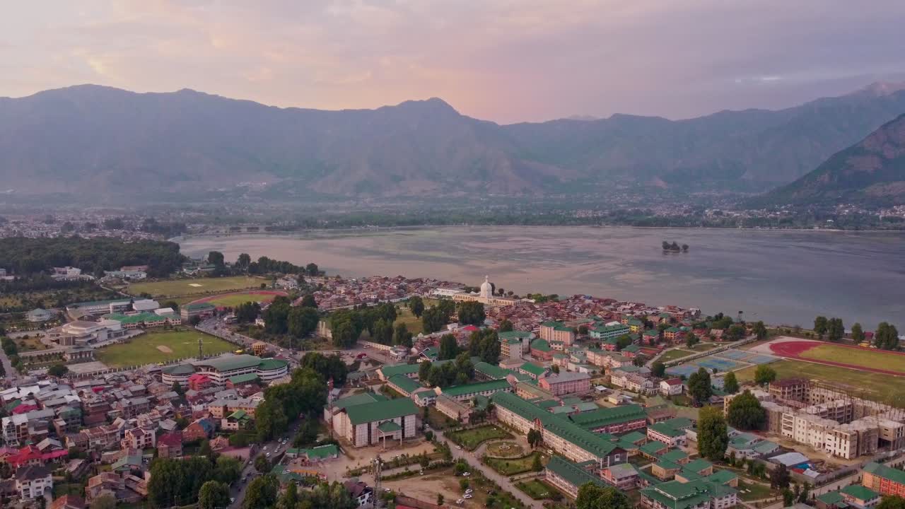 vista aérea del santuario de dargah en srinagar, cachemira con las montañas zabarwan en el fondo