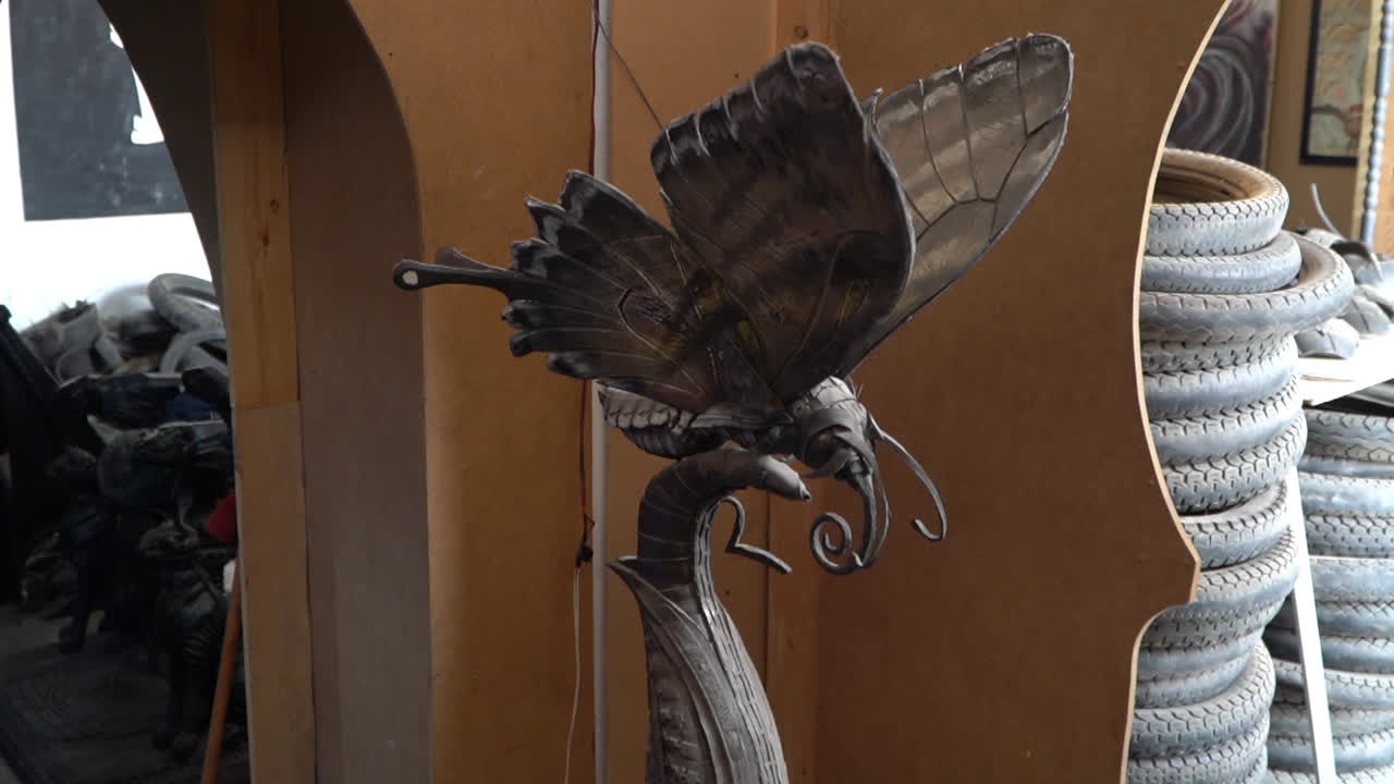 уникальная бабочка из шин, созданная марокканским художником иви в марракеше