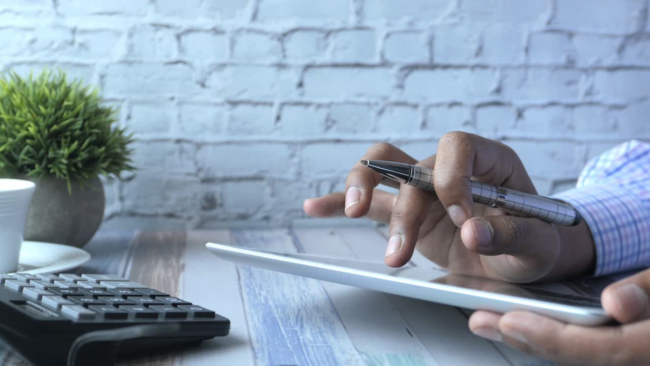 persona che usa un tablet su una scrivania