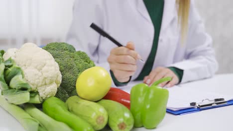 la dietista está preparando una dieta de vegetales.