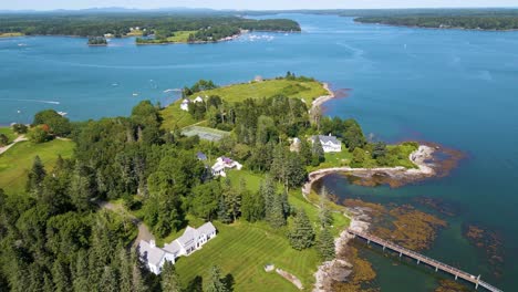 casas escénicas y la costa en la bahía de penobscot, maine | vista panorámica aérea del mediodía | verano 2021