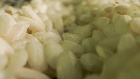 cámara delantera mueve arroz arborio italiano para risotto