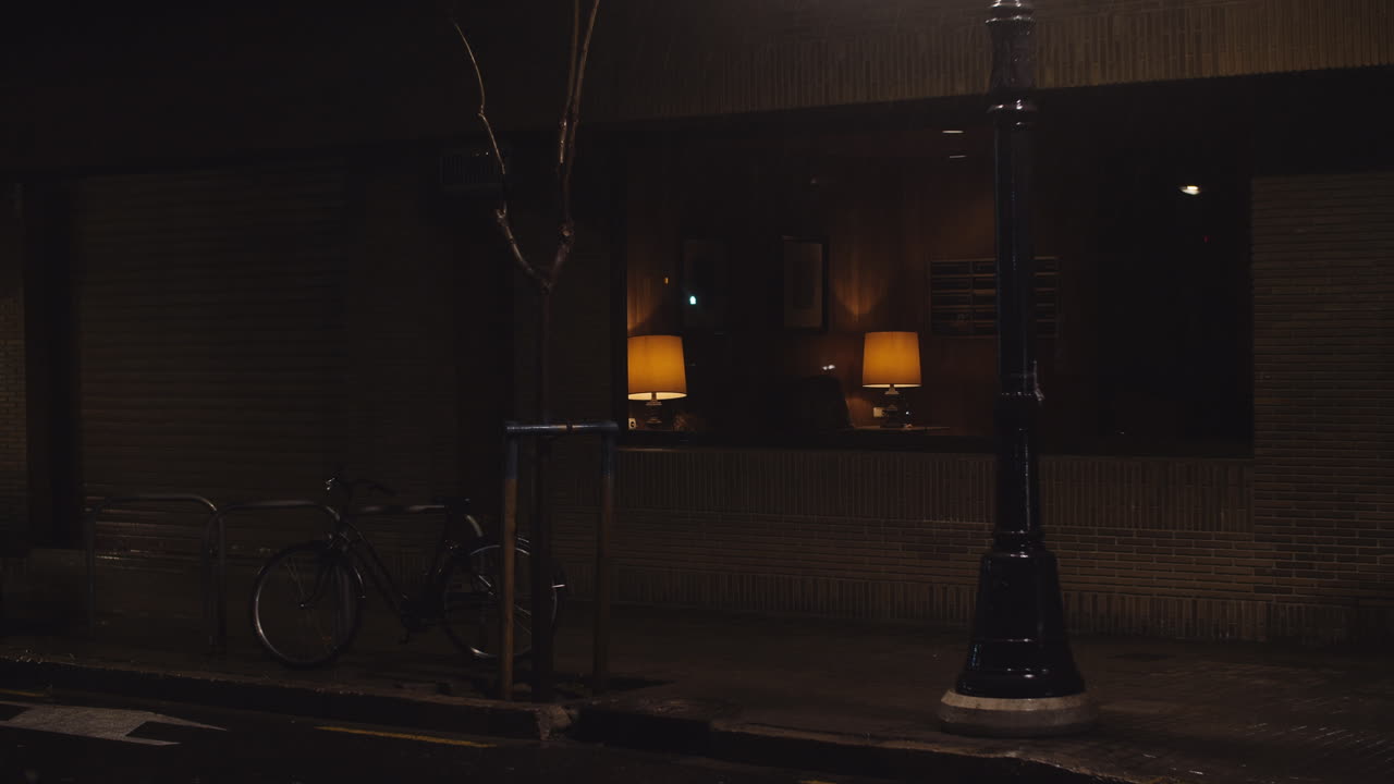 비가 오는 밤에 거리에서 아무도 없습니다.