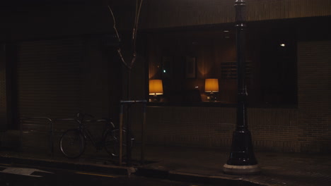 no hay nadie en la calle en una noche lluviosa.
