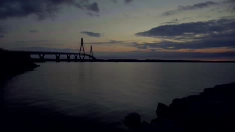 impresionante lapso de tiempo de hermoso puente, puesta de sol que se convierte en noche, puente atirantado en forma de mechón 4k