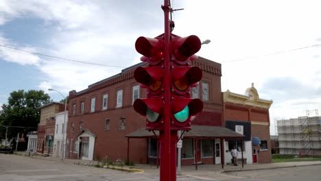 Antiguo-Semáforo-De-Cuatro-Vías-En-El-Centro-De-Toledo,-Iowa,-Con-Vídeo-Estable-En-Primer-Plano