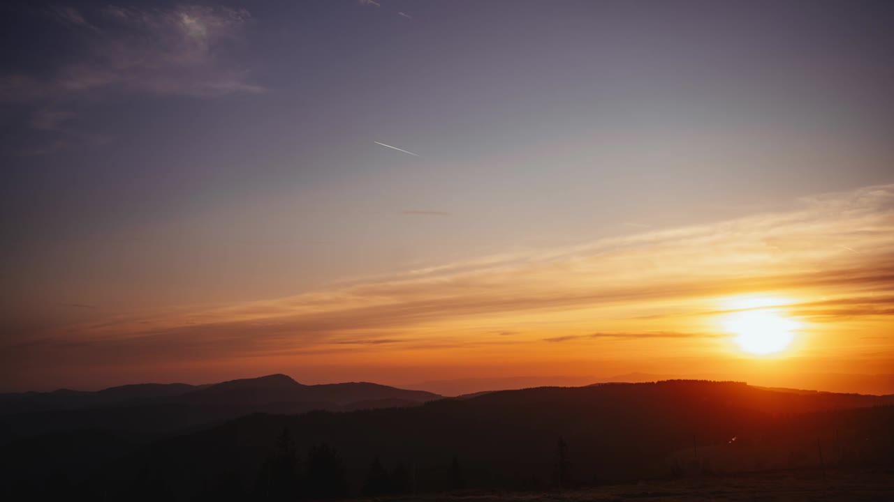 Solnedgang i den forårsagtige Schwarzwald med flotte farver