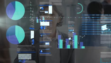 Animación-Del-Procesamiento-De-Datos-Financieros-Sobre-Una-Empresaria-Caucásica-En-El-Cargo