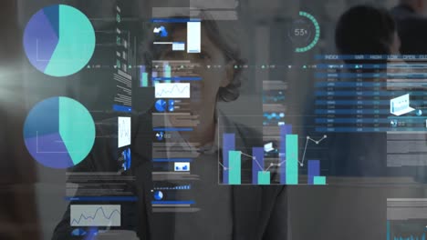 animación del procesamiento de datos financieros sobre una mujer de negocios caucásica en el cargo