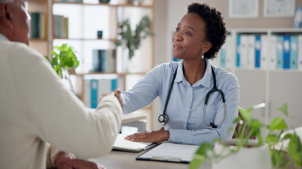 Médecin consultant le patient