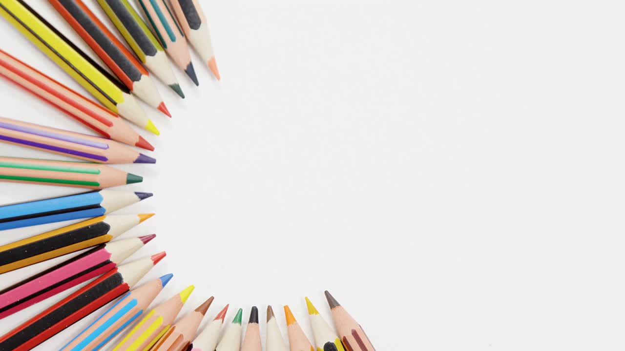 lápices de colores dispuestos en un semicírculo