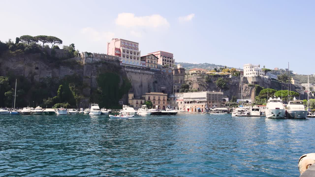 소렌토 의 그림 같은 해안가 에 정박 한 배 들