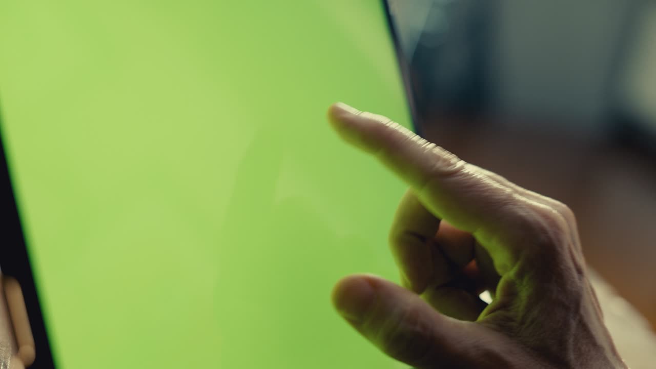 manos usando tableta digital con pantalla verde