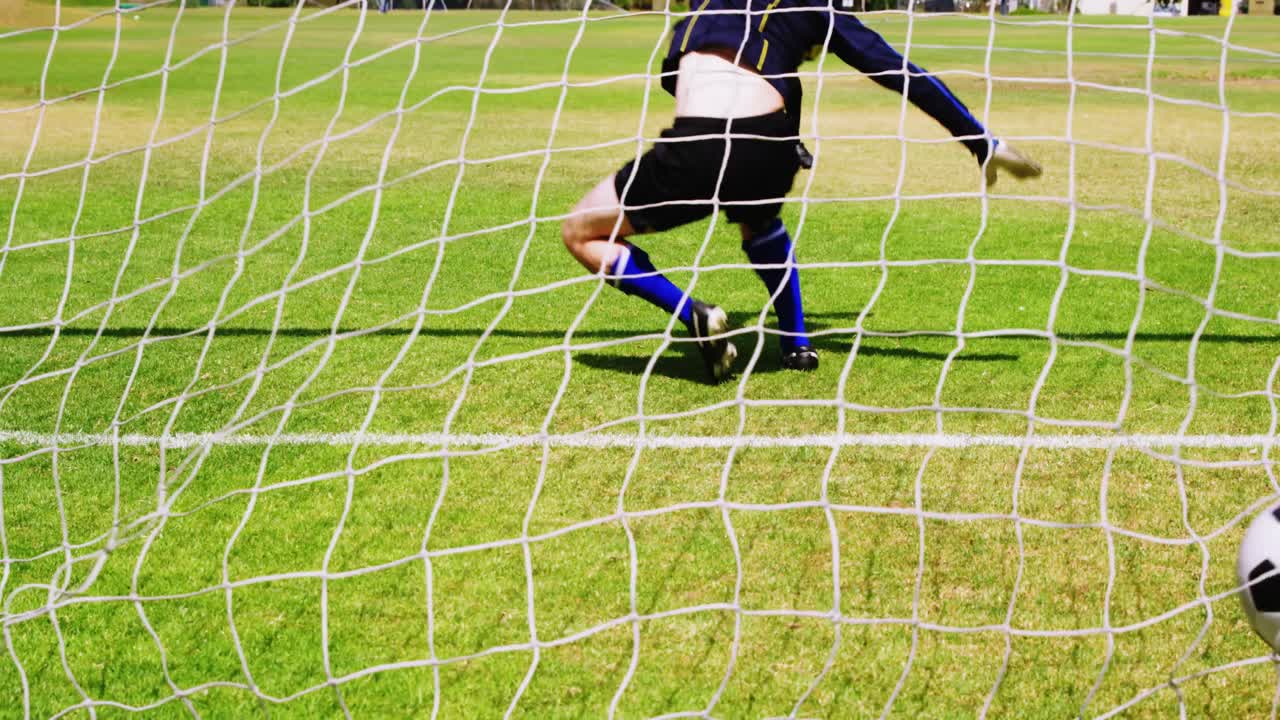 골키퍼가 필드에서 세이브를 놓친다.