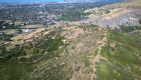 revelando una imagen aérea que muestra el pico kyhv y la vista del valle de utah con el lago utah