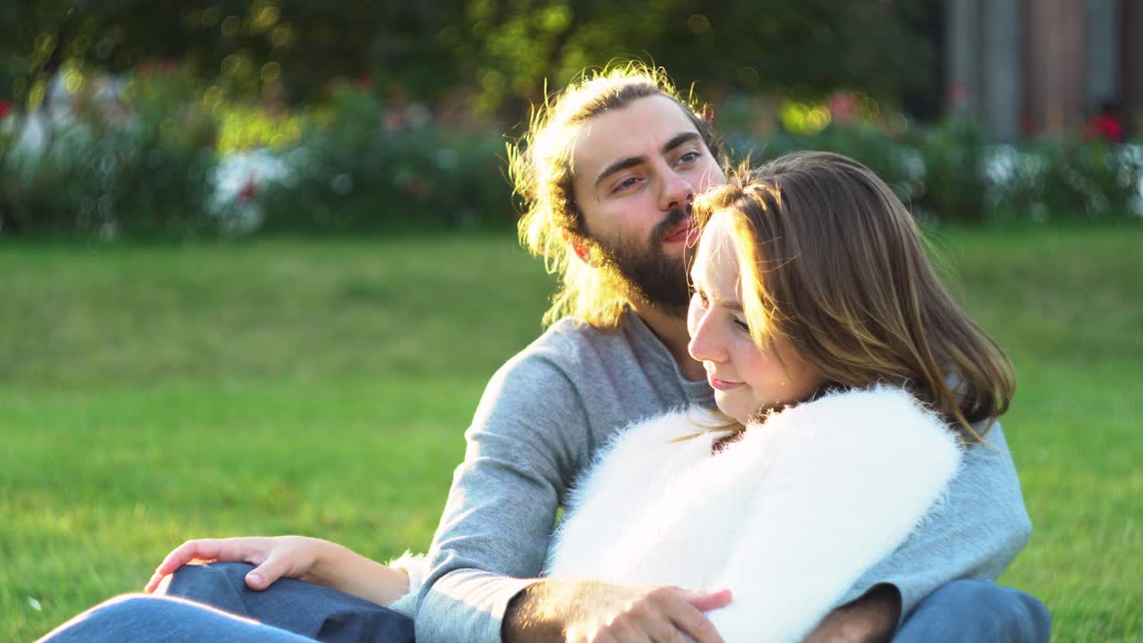 una pareja disfrutando de un momento romántico en el parque.