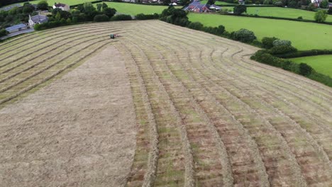 Luftflug-über-Ackerland,-Das-In-East-Devon-Für-Heu-Geerntet-Wird