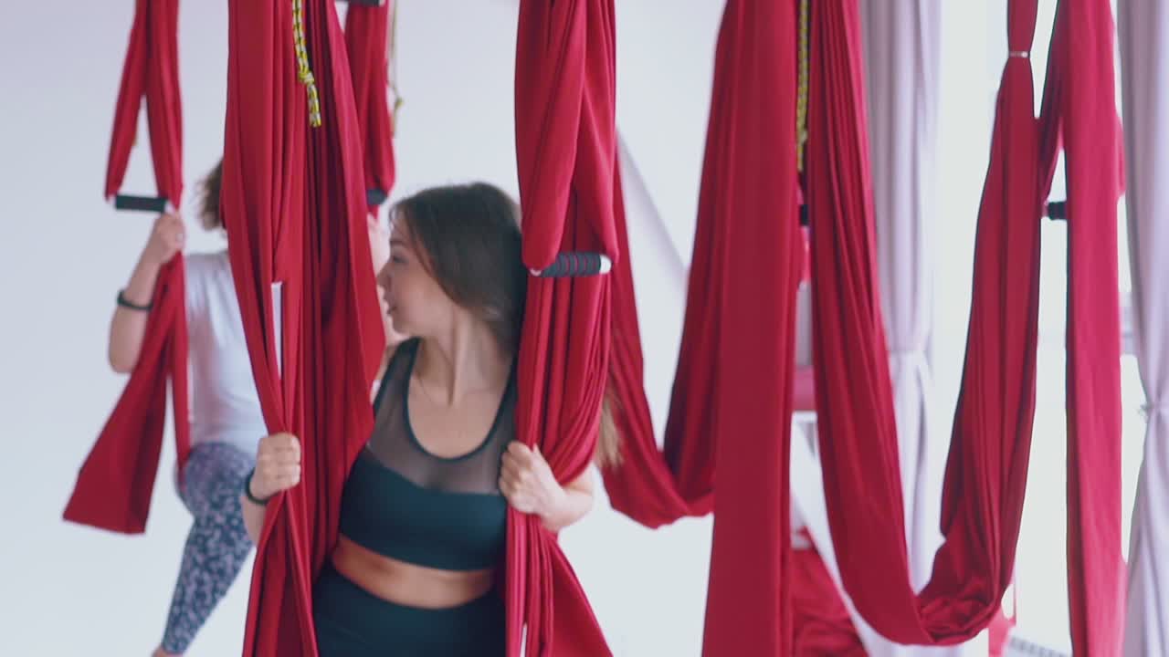 맨발로 웃고 미소 짓는 여자가 하마크에서 흔들리고 있습니다.