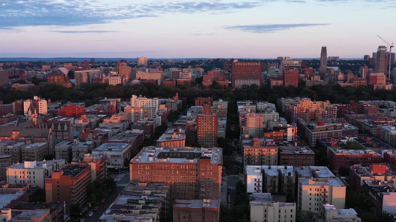 Ilmakuvaa Harlemin yllä, New York Cityssä, kultaisen tunnin aamunkoitossa