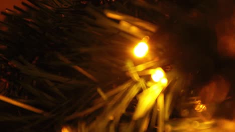 árbol-De-Navidad-Decorado-Sobre-Fondo-Borroso