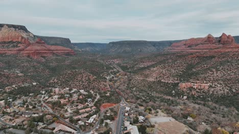 Buttes-De-Roca-Roja-Cerca-De-La-Ciudad-De-Sedona-En-Arizona,-EE.UU.---Toma-Aérea-De-Un-Drone