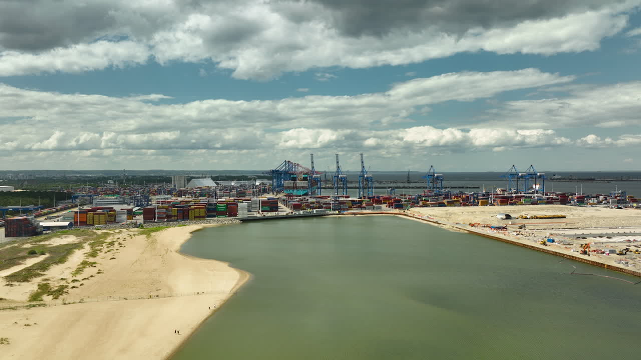 vista aérea del puerto de gdańsk, destacando el bullicioso puerto de contenedores con numerosos contenedores de envío y grandes grúas