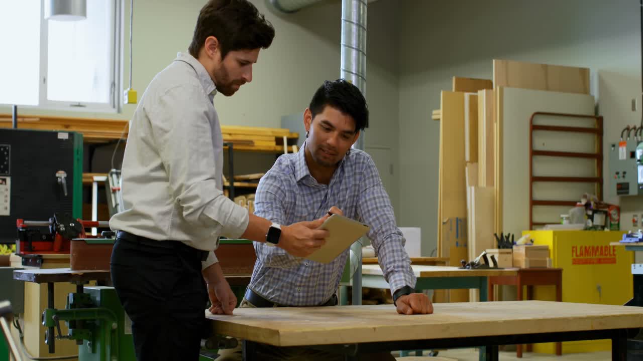 carpinteros discutiendo sobre una tableta digital 4k