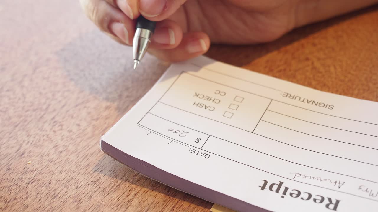 persona que está rellenando un recibo