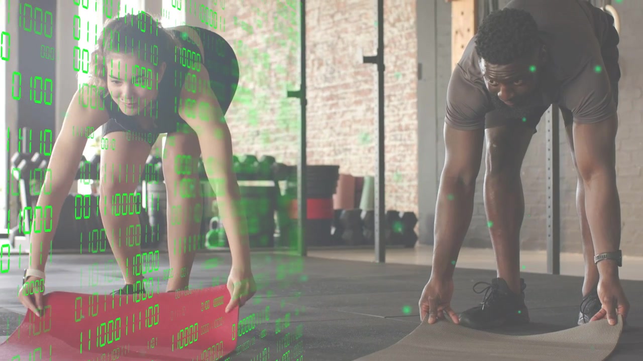 Dúo de fitness agachándose, colocando colchonetas, desenrollándolas en el suelo, preparando el entrenamiento mientras una superposición de código a la izquierda
