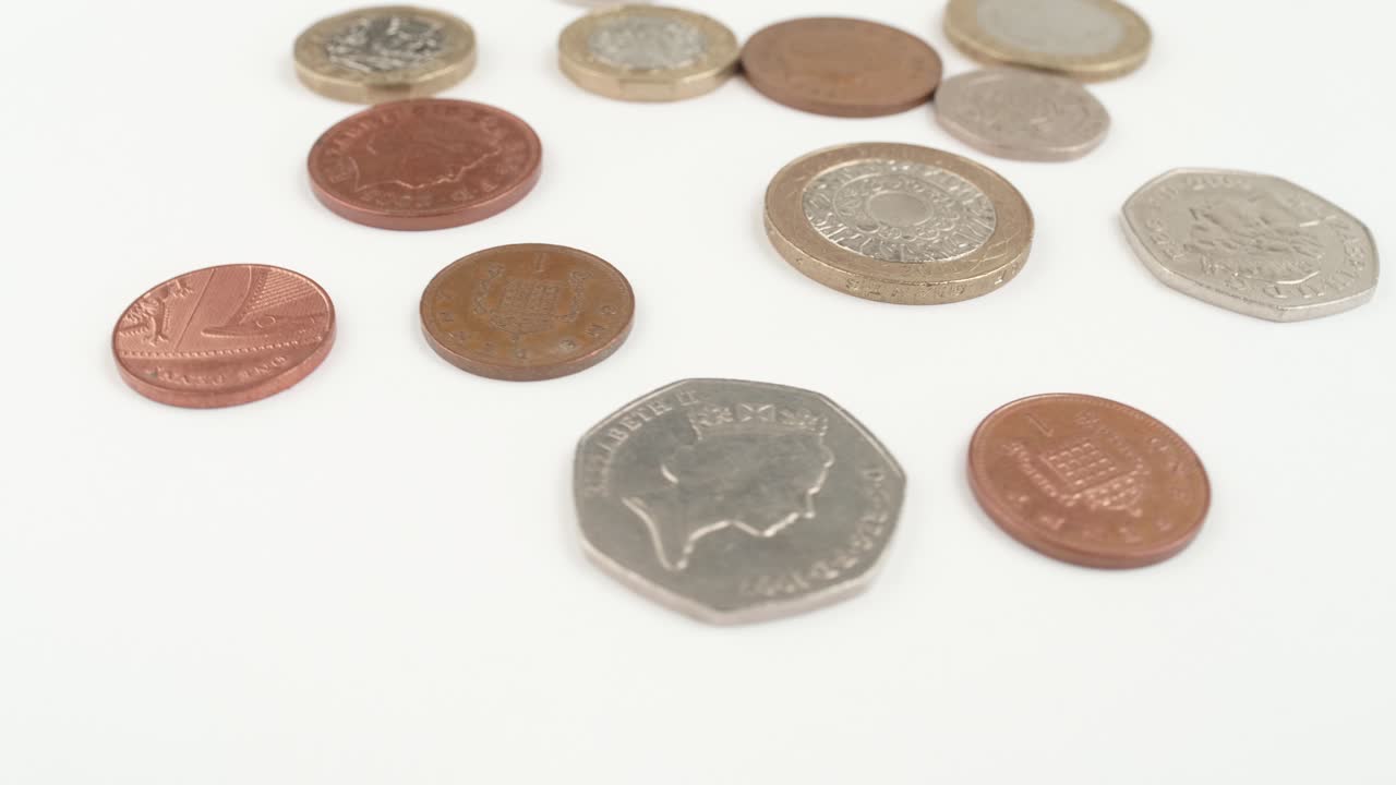 moneda británica libras monedas girando imágenes de cerca contra el fondo blanco