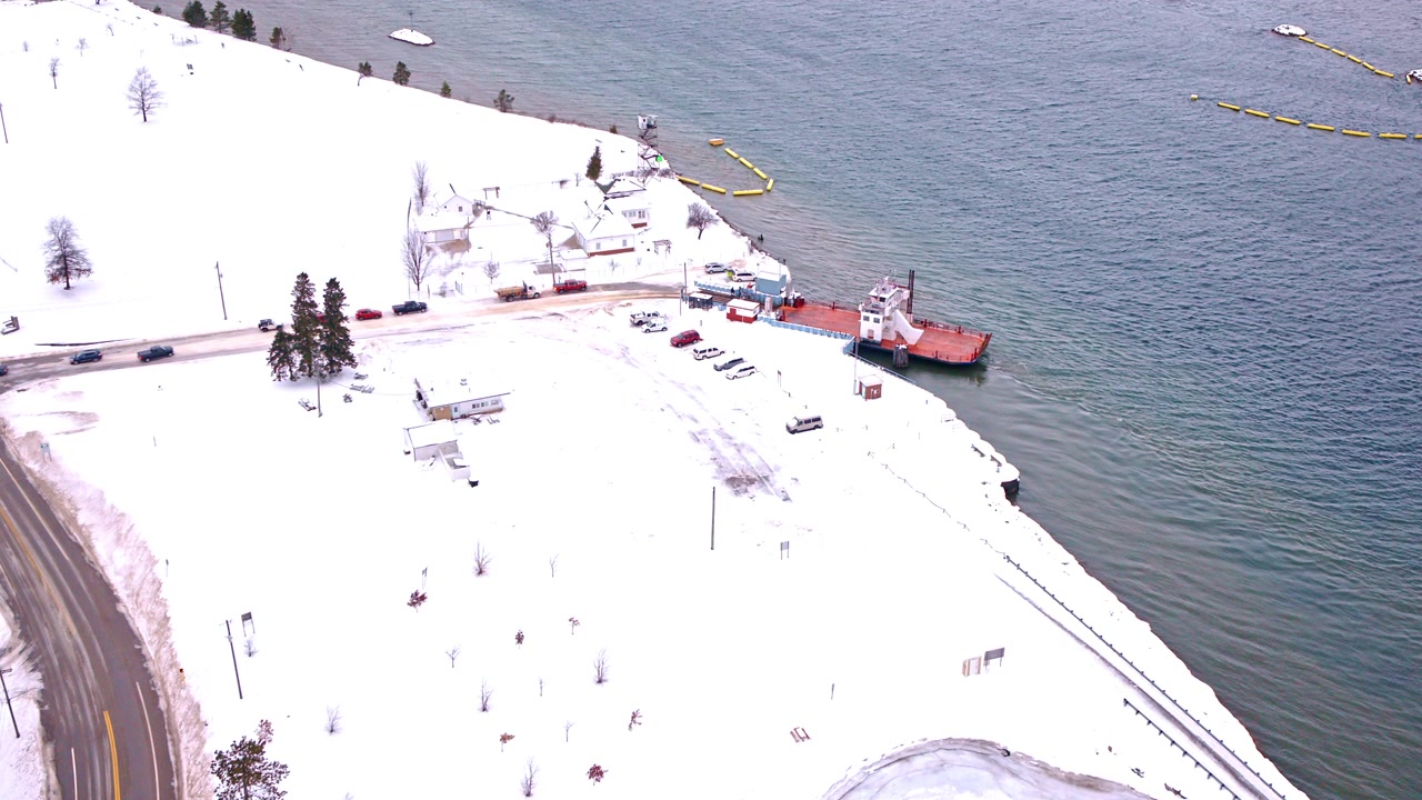 Ripresa con drone dall'alto di un traghetto che trasporta passeggeri e veicoli tra la Penisola Superiore del Michigan e Sugar Island